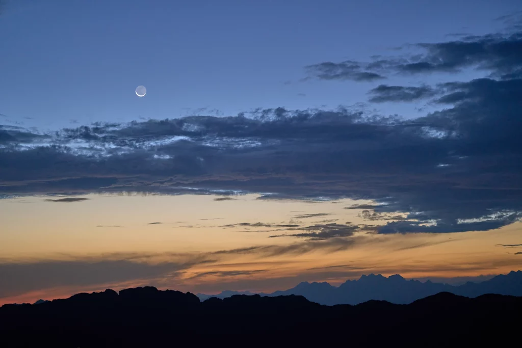 Lever de soleil au Charmant Som Chartreuse lune et son croissant