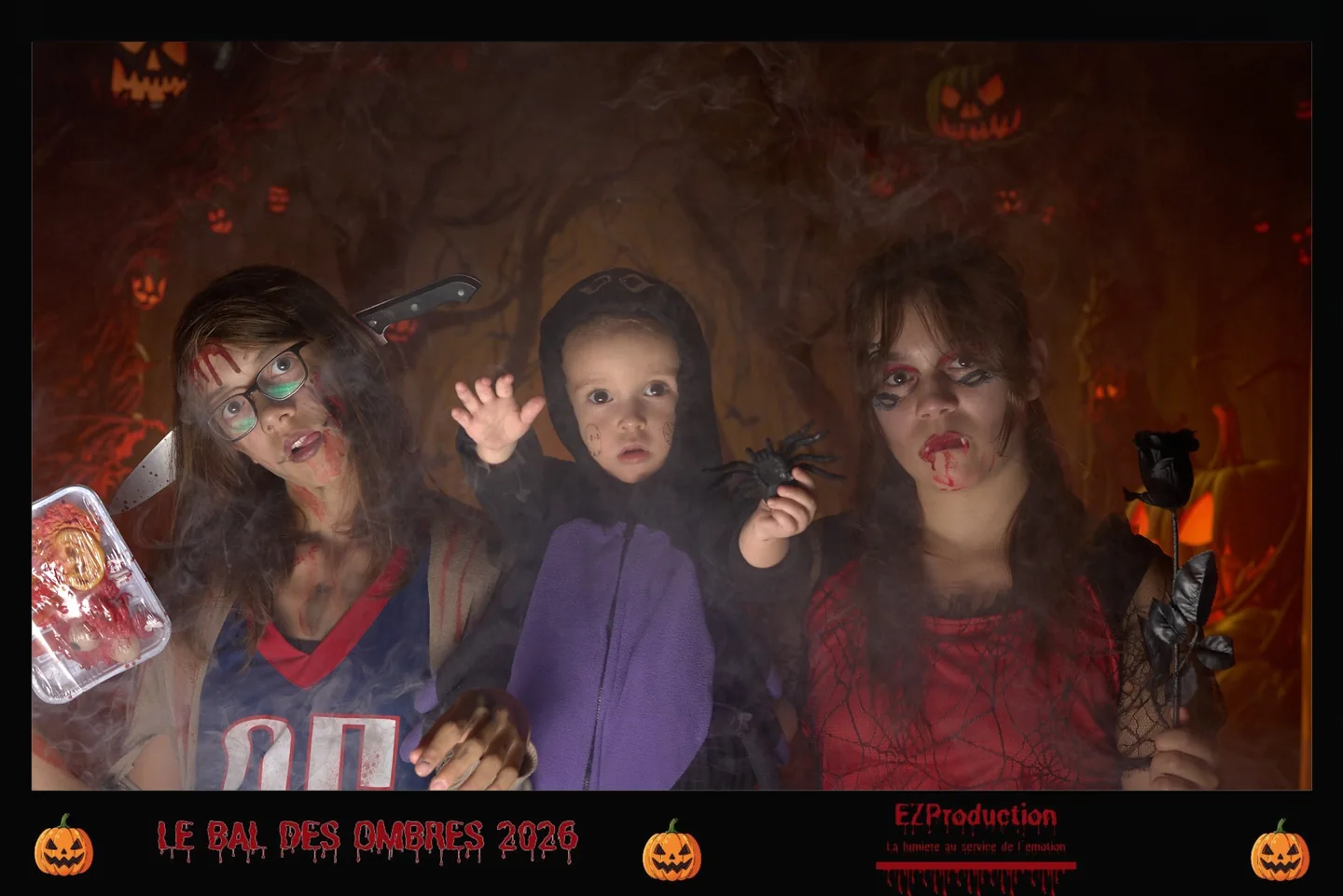 Trois enfants déguisés pour Halloween posent dans une ambiance de fumée au studio EZProduction près de Grenoble