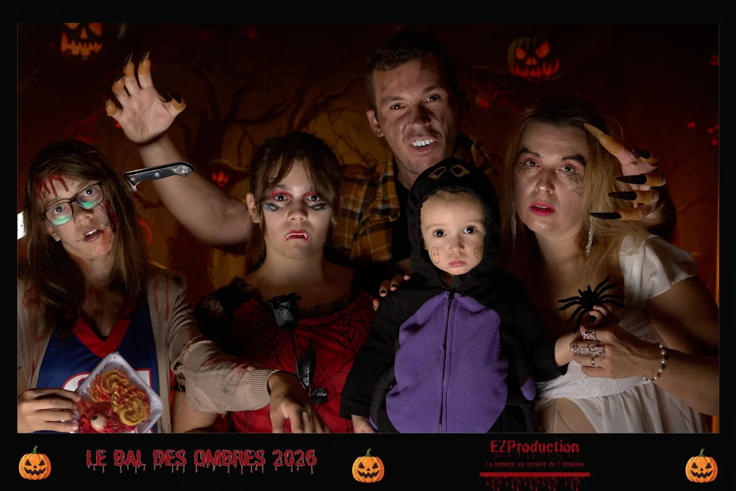 Groupe de cinq personnes déguisées pour une séance photo Halloween au studio EZProduction près de Grenoble
